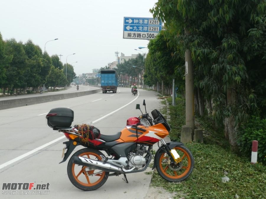 3、俺喜欢在这路上跑！为什么？车少人少啊！.jpg