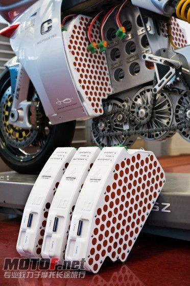 MotoCzysz-E1pc-battery-packs-5-372x560.jpg