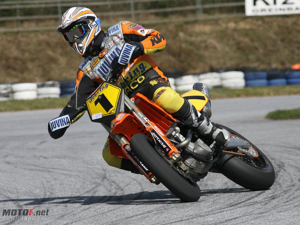 KTM_Team_Shooting_Supermoto_Austria_2007_Hannes_Maxwald_01_1024x768.jpg