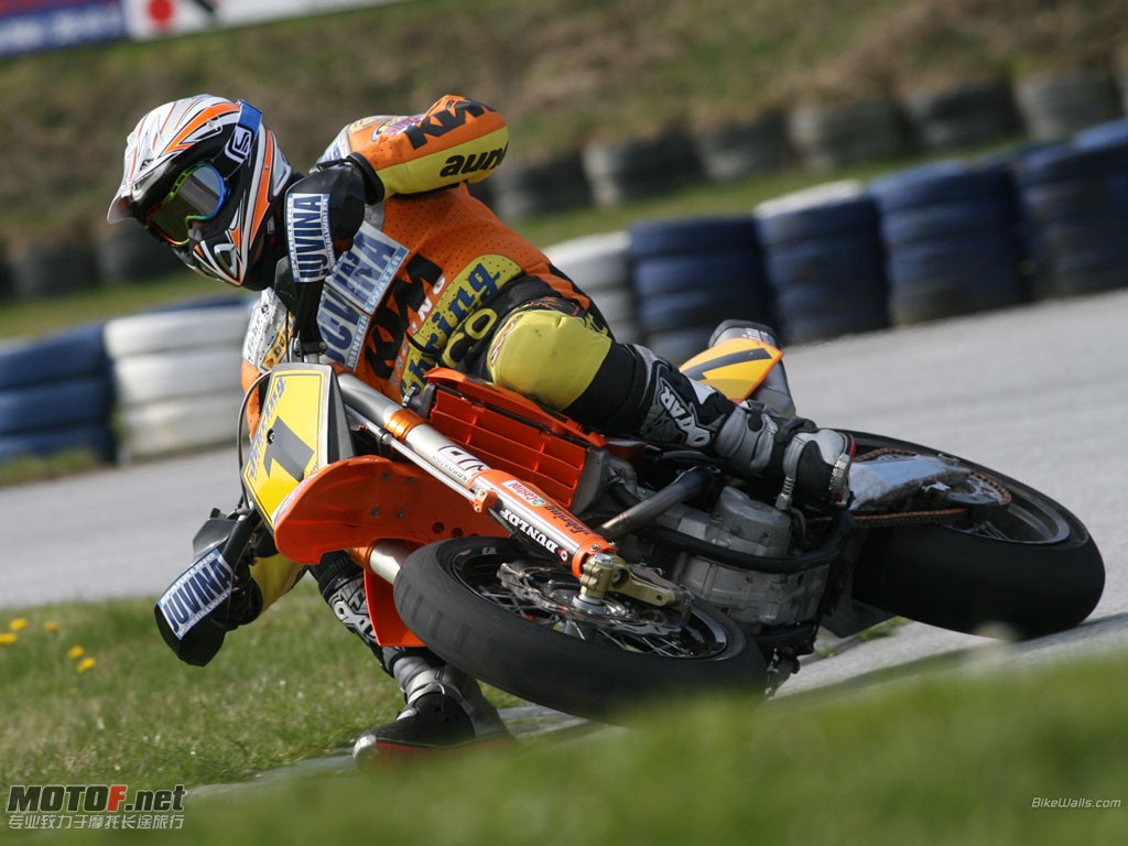 KTM_Team_Shooting_Supermoto_Austria_2007_Hannes_Maxwald_03_1024x768.jpg