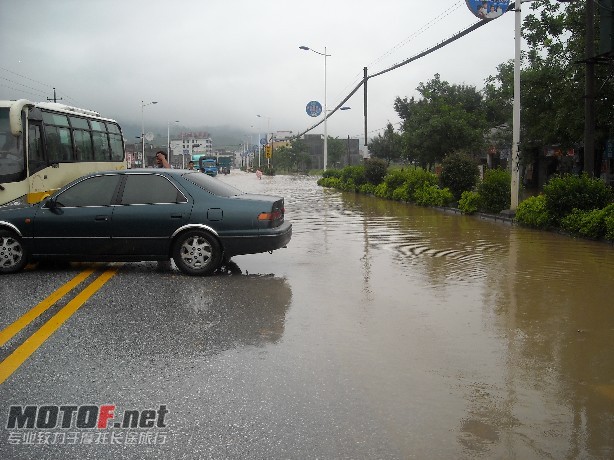 高要街头水浸，抄路.JPG