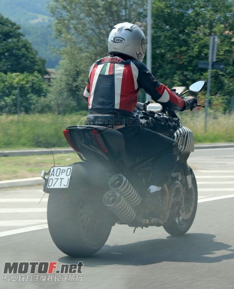 3roadster_ducati_02.jpg