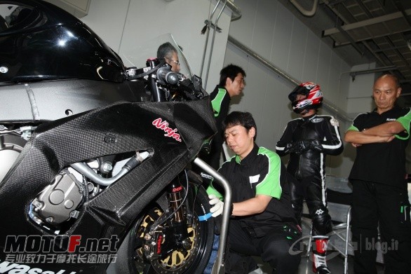 ninja_zx10r_2011_pista_3.jpg