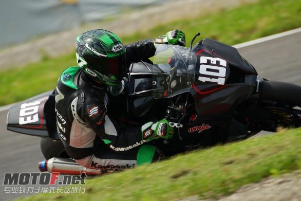 ninja_zx10r_2011_pista_18.jpg