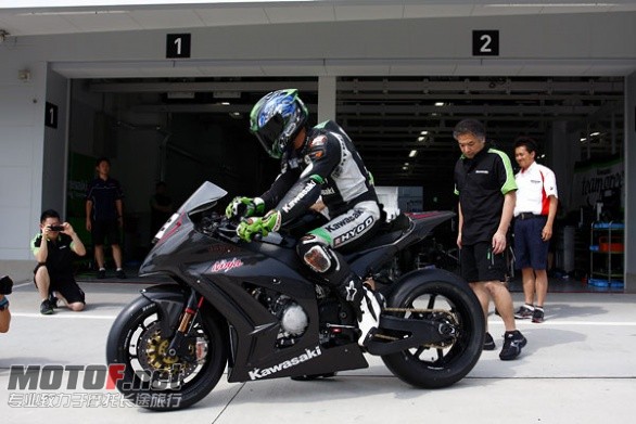 ninja_zx10r_2011_pista_14.jpg