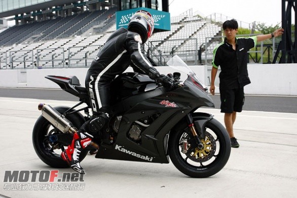 ninja_zx10r_2011_pista_15.jpg