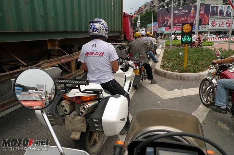 雨过天晴，脱了外套舒服一下。