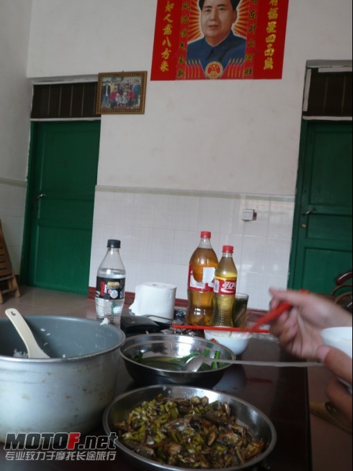 两个菜，菜免费，饭免费，后来俺给多了10元给她