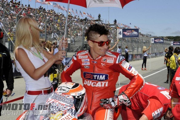 paddock_girls_laguna_seca_01.jpg