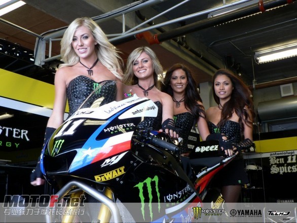 paddock_girls_laguna_seca_09.jpg