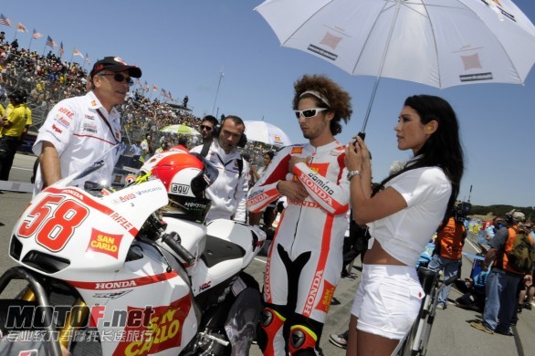 paddock_girls_laguna_seca_02.jpg