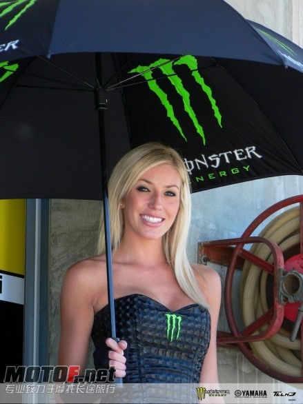 paddock_girls_laguna_seca_03.jpg