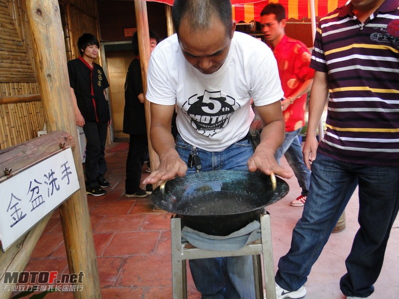 牛哥唔口喝唔低头玩水震 