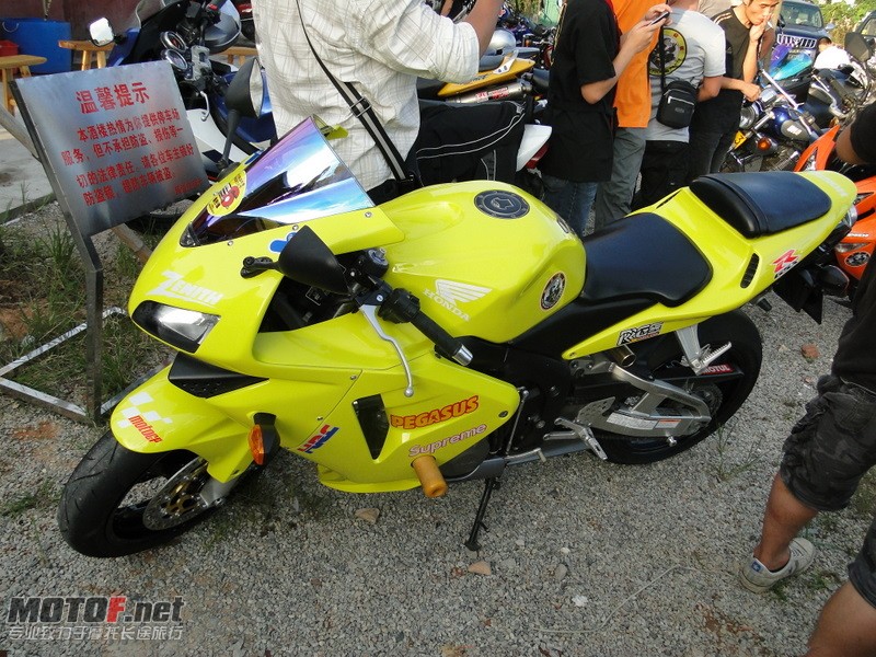 发光的CBR600