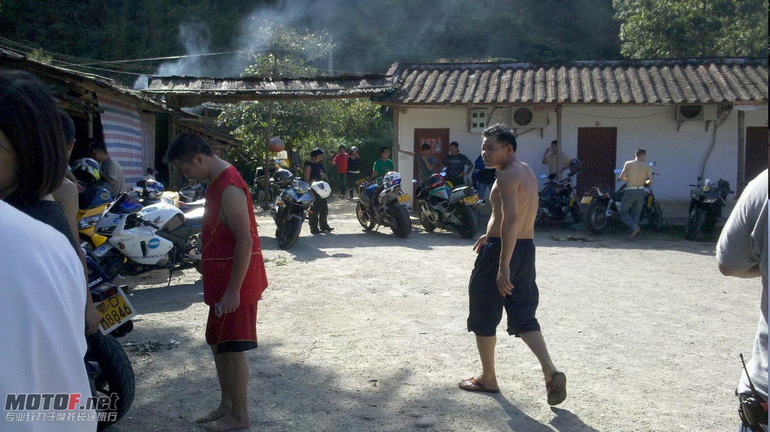 吃过饭后,部份有事的车友开始准备回程了