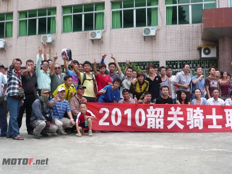 左边上的就是我们，我去拍照了所以看不到我