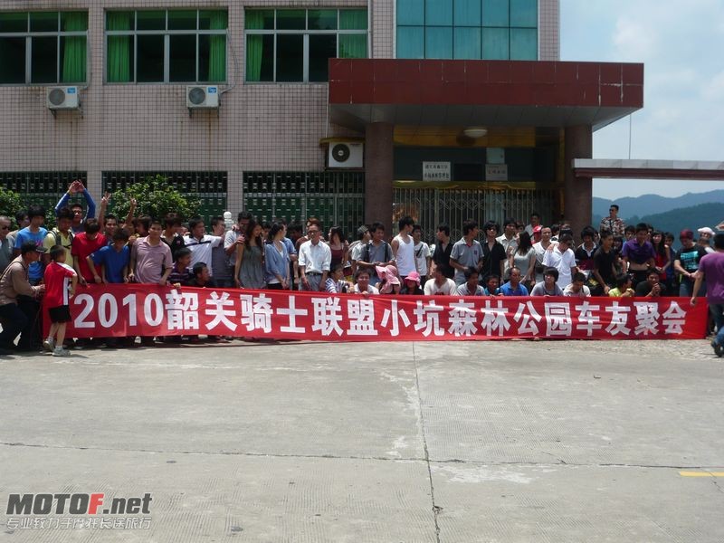 左边上的就是我们，我去拍照了所以看不到我