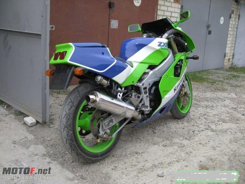 1240143112-Kawasaki-ZXR-400.jpg