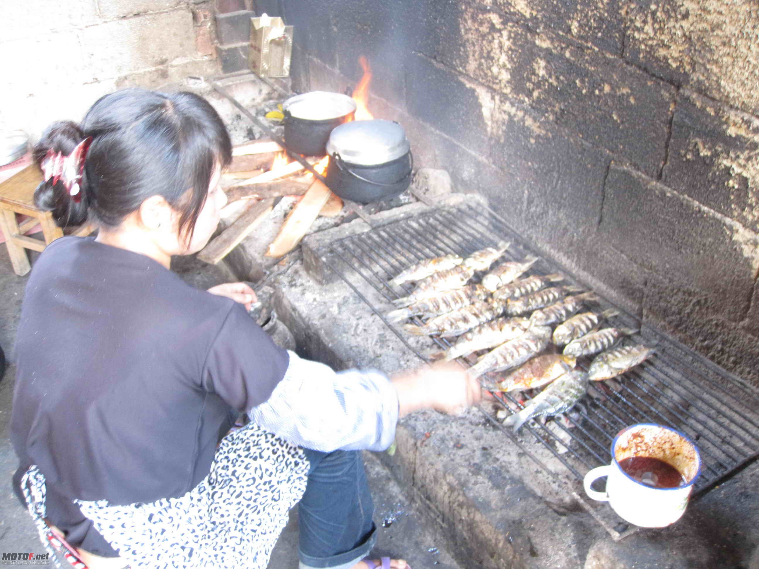 当地人煮鱼.jpg