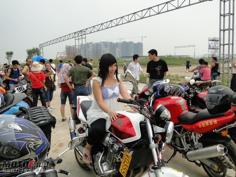 哗哇。美女坐我车车影相