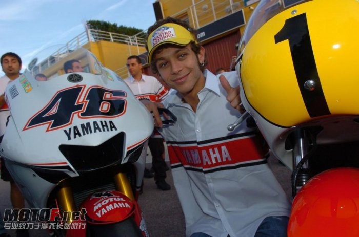 valentino-rossi-yamaha-03_jpg_700.jpg