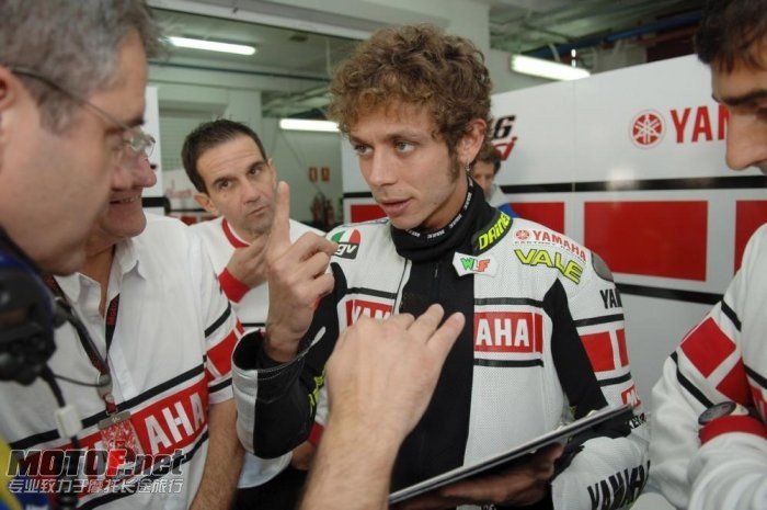 valentino-rossi-yamaha-04_jpg_700.jpg