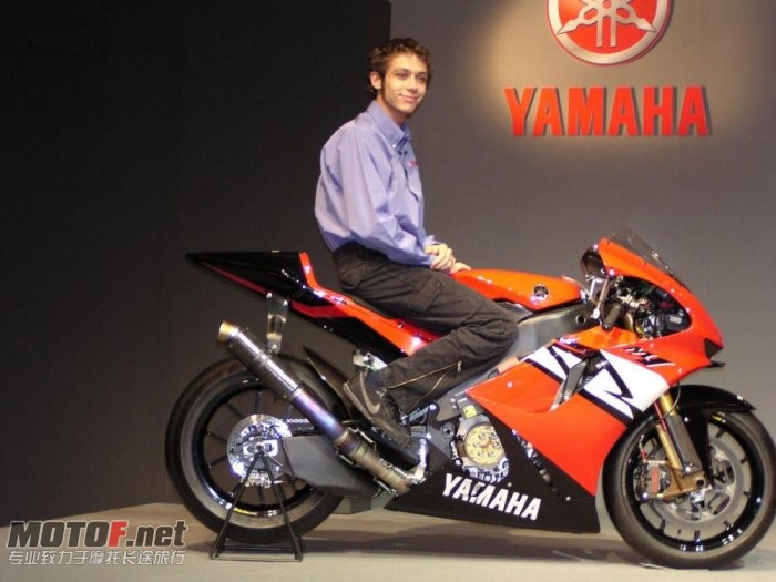 valentino-rossi-yamaha-01_jpg_700.jpg