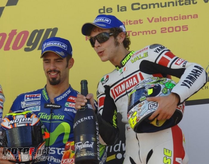 valentino-rossi-yamaha-11_jpg_700.jpg