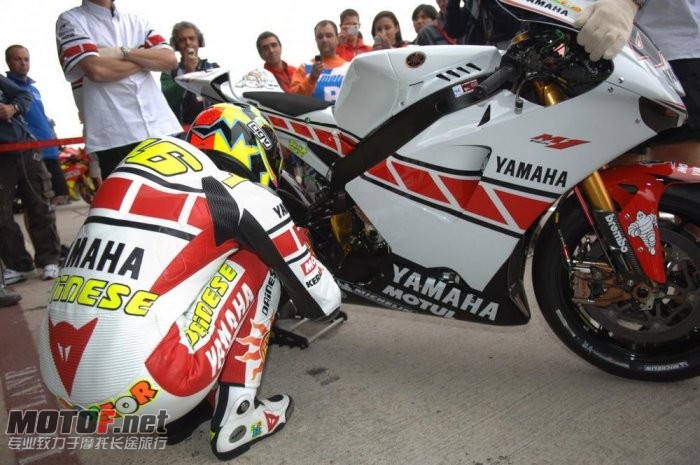 valentino-rossi-yamaha-02_jpg_700.jpg