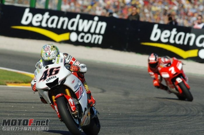 valentino-rossi-yamaha-10_jpg_700.jpg