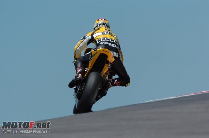 valentino-rossi-yamaha-23_jpg_700.jpg