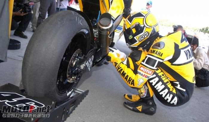 valentino-rossi-yamaha-16_jpg_700.jpg