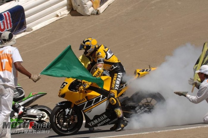 valentino-rossi-yamaha-21_jpg_700.jpg