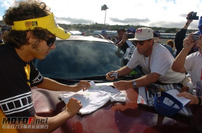 valentino-rossi-yamaha-14_jpg_700.jpg