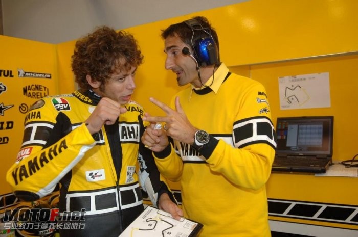 valentino-rossi-yamaha-15_jpg_700.jpg