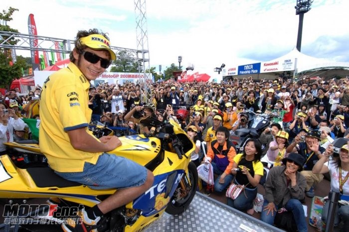 valentino-rossi-yamaha-38_jpg_700.jpg