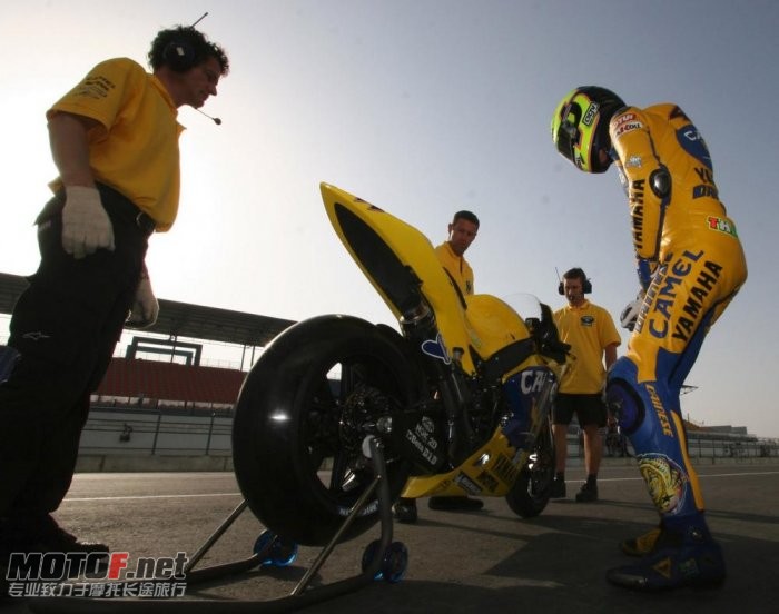 valentino-rossi-yamaha-26_jpg_700.jpg