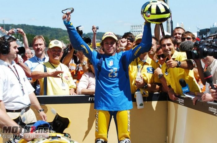 valentino-rossi-yamaha-32_jpg_700.jpg