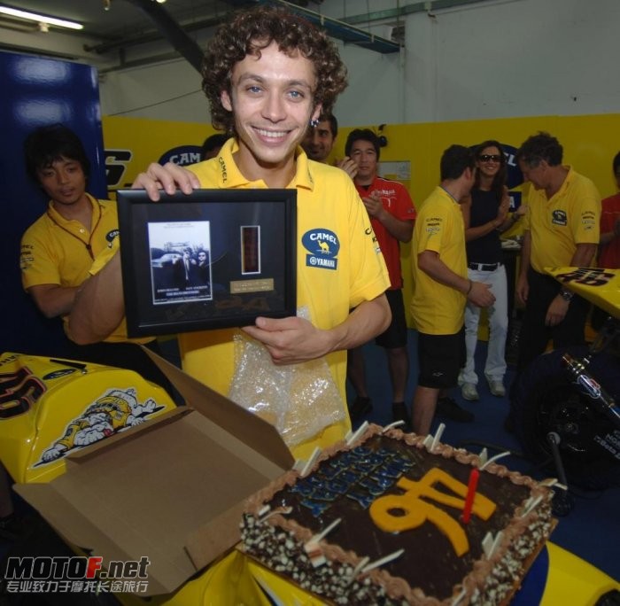 valentino-rossi-yamaha-24_jpg_700.jpg