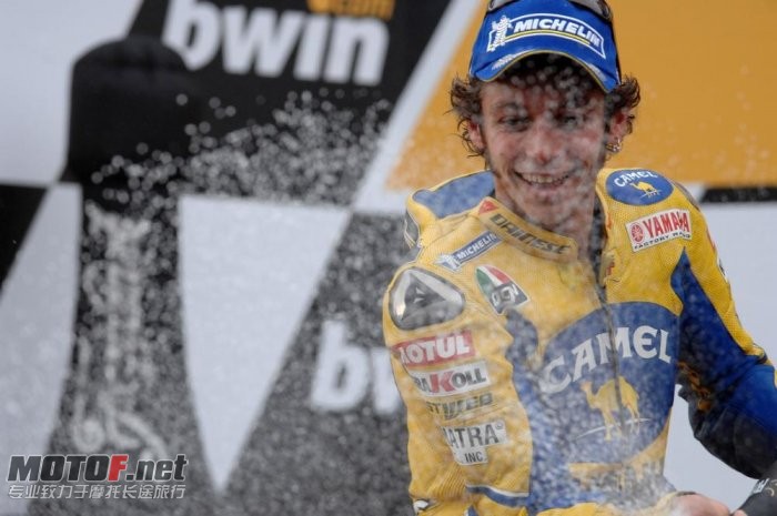 valentino-rossi-yamaha-46_jpg_700.jpg