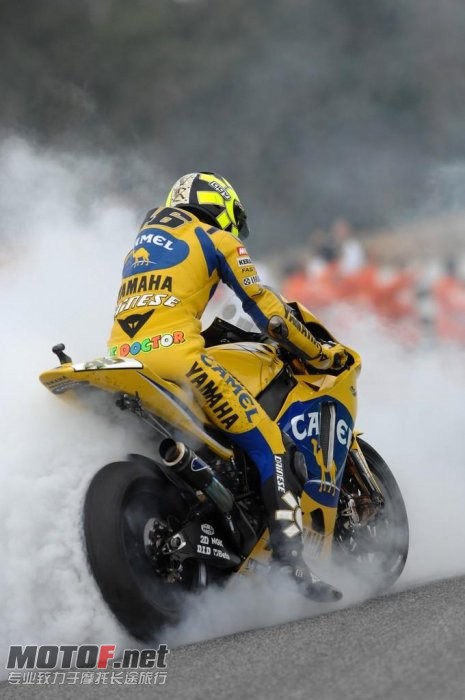 valentino-rossi-yamaha-45_jpg_700.jpg