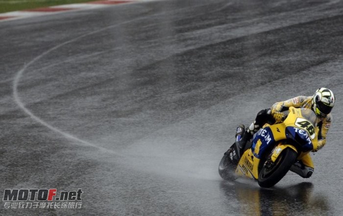 valentino-rossi-yamaha-28_jpg_700.jpg