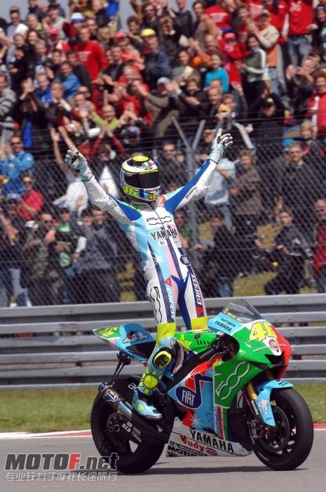 valentino-rossi-yamaha-66_jpg_700.jpg
