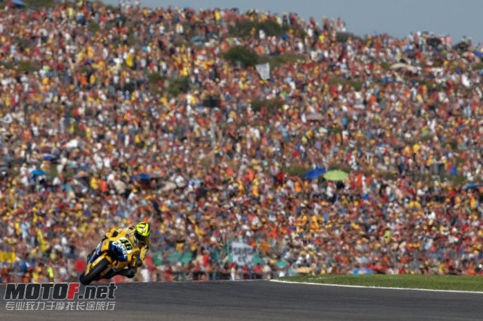 valentino-rossi-yamaha-56_jpg_700.jpg