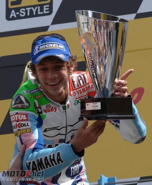 valentino-rossi-yamaha-67_jpg_700.jpg