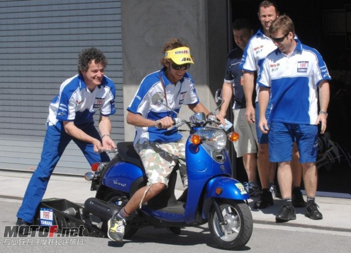 valentino-rossi-yamaha-68_jpg_700.jpg