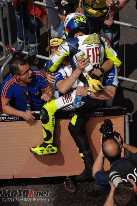 valentino-rossi-yamaha-64_jpg_700.jpg