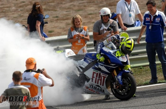 valentino-rossi-yamaha-74_jpg_700.jpg