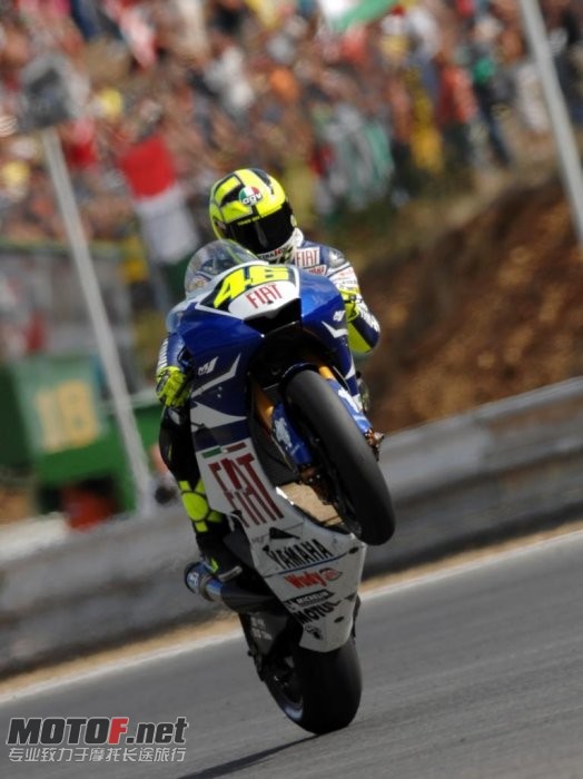 valentino-rossi-yamaha-70_jpg_700.jpg