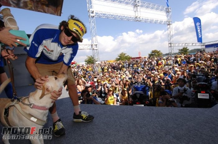valentino-rossi-yamaha-75_jpg_700.jpg